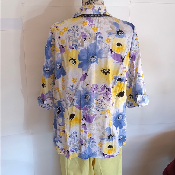 Alia petites TOP 💐flower multi colored pattern top. - Picture 7 of 8